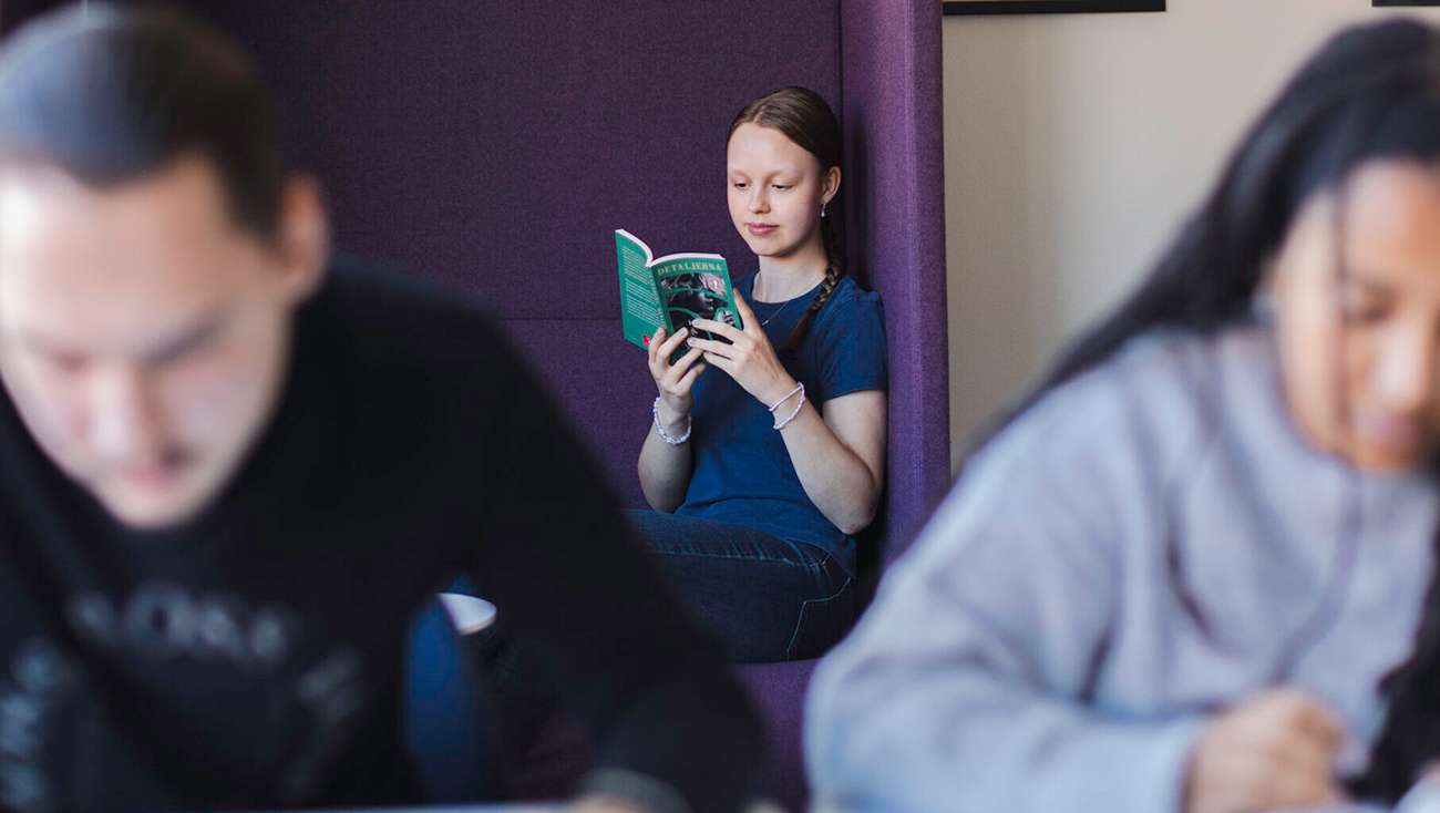 Elev läser bok