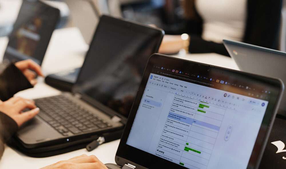 Elev som arbetar med dator i grupp